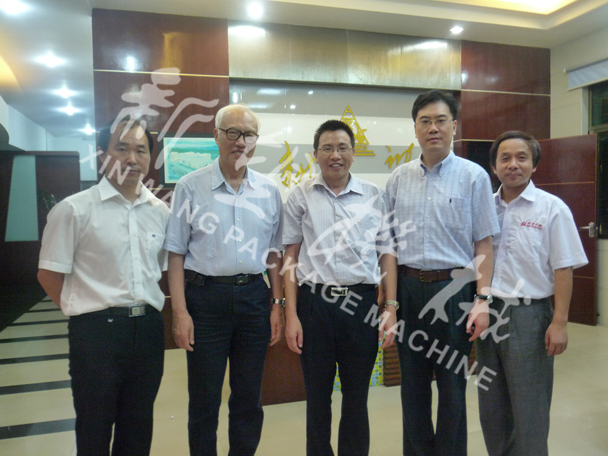 中國(guó)工程院院士段正澄、中國(guó)工程院院士、華中科技大學(xué)黨委書記邵新宇、廣東省智能機(jī)器人研究院院長(zhǎng)張國(guó)軍一行蒞臨新望公司考察指導(dǎo)